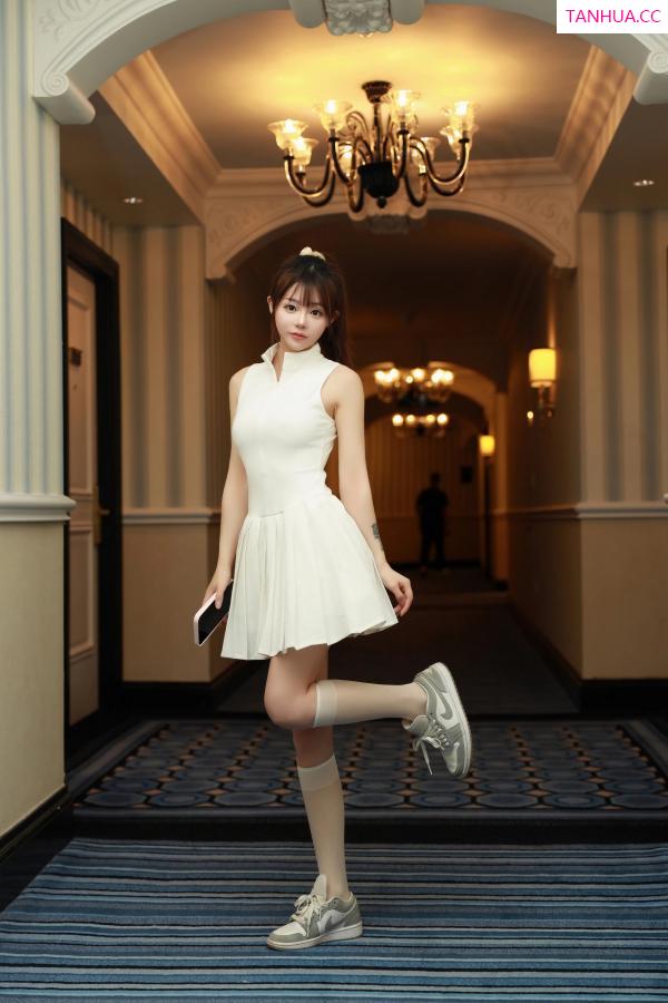 佘贝拉  [XiuRen]高清写真图 2024.06.12 No.8685 佘贝拉Bella 美腿性感第5张图片